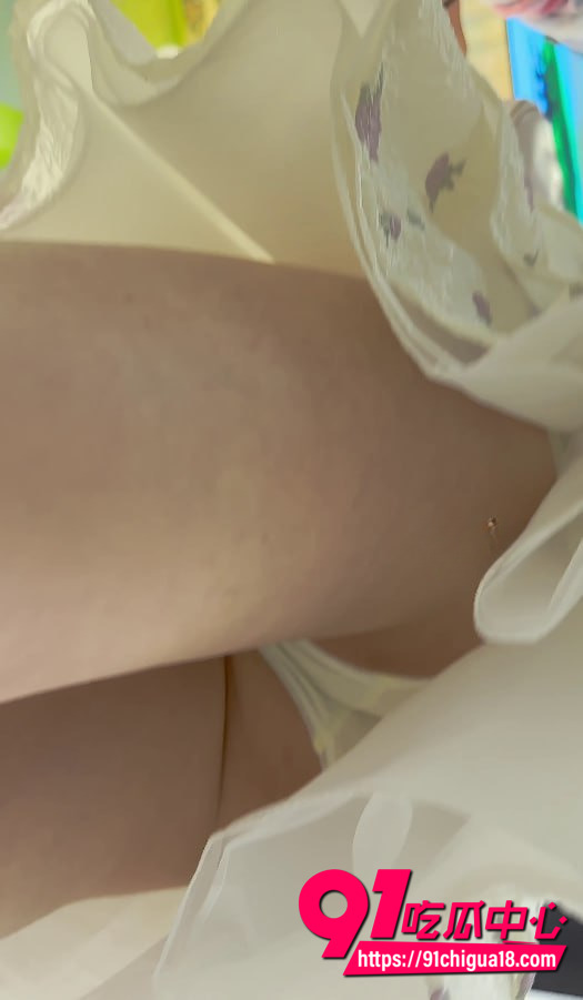 抄底大神商场偷拍裙底视频4
