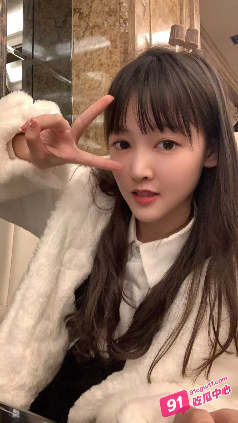 广西建设职业技术学院情侣校园野战被拍 小女友主动蹲地口交相当之饥渴！ 配图3