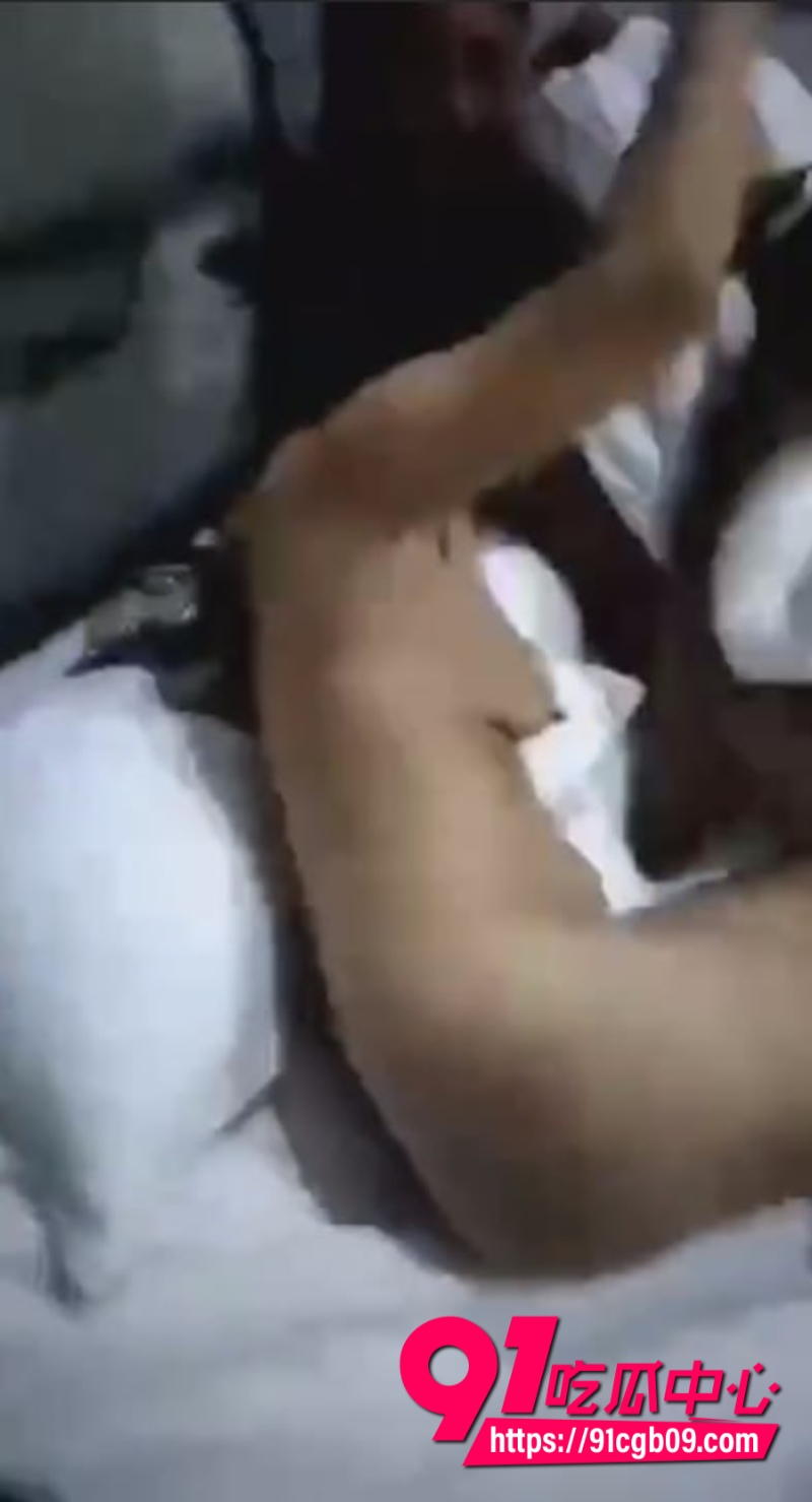 抓奸纯享版一窝人冲进房间暴打男子1
