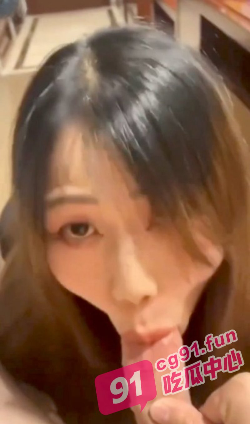 熟女的诱惑！淫荡少妇给老板深喉跪舔 颜射后还要清理工具！
