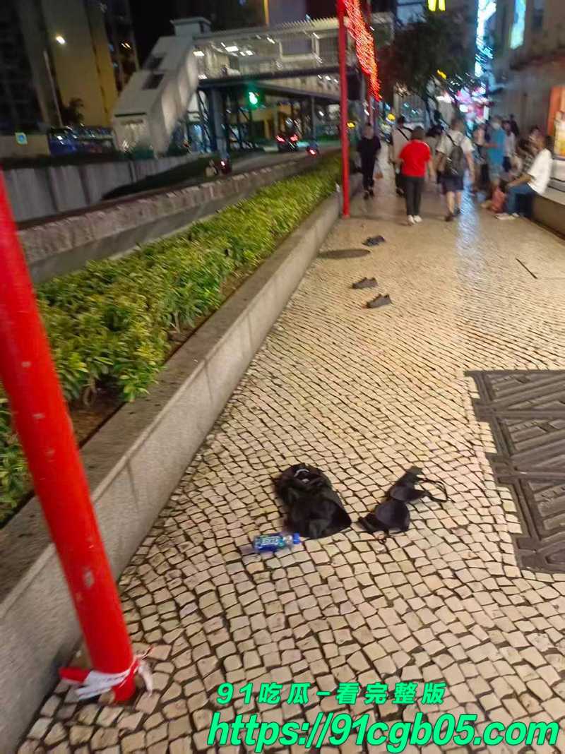 澳门女子因赌博破产街头裸奔 竟脱光衣服在大街上裸奔 一旁的路人目不转睛 现场视频流出!