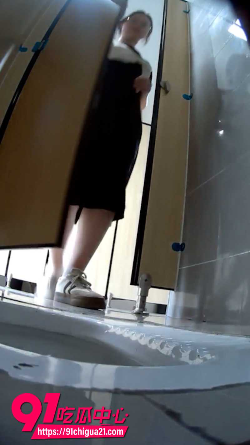 师范学院女厕所被安装摄像头偷拍1