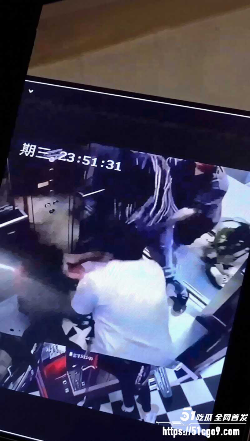 流氓男教练摸女会员电梯被暴揍03 流氓男教练摸女会员电梯被暴揍03
