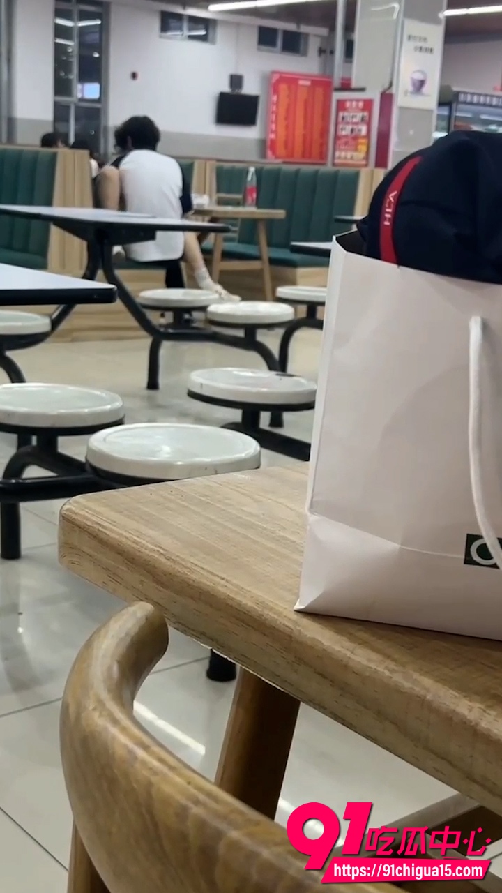 食堂小情侣亲嘴被偷拍8