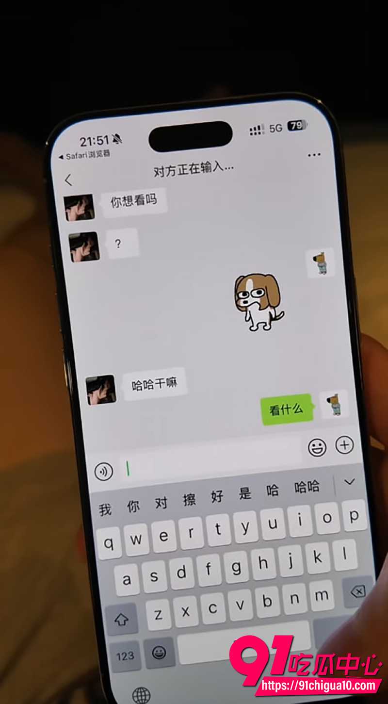 推特网黄 噗噗 性爱新作 裸照勾引男同事后上门求操 上下铺楼梯上猛烈后入 阿黑颜表情销魂至极！