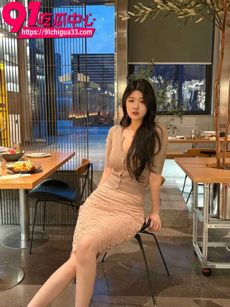天津大学女研究生杨鑫苑沦为校车身穿情趣制服被同学猛蹬6