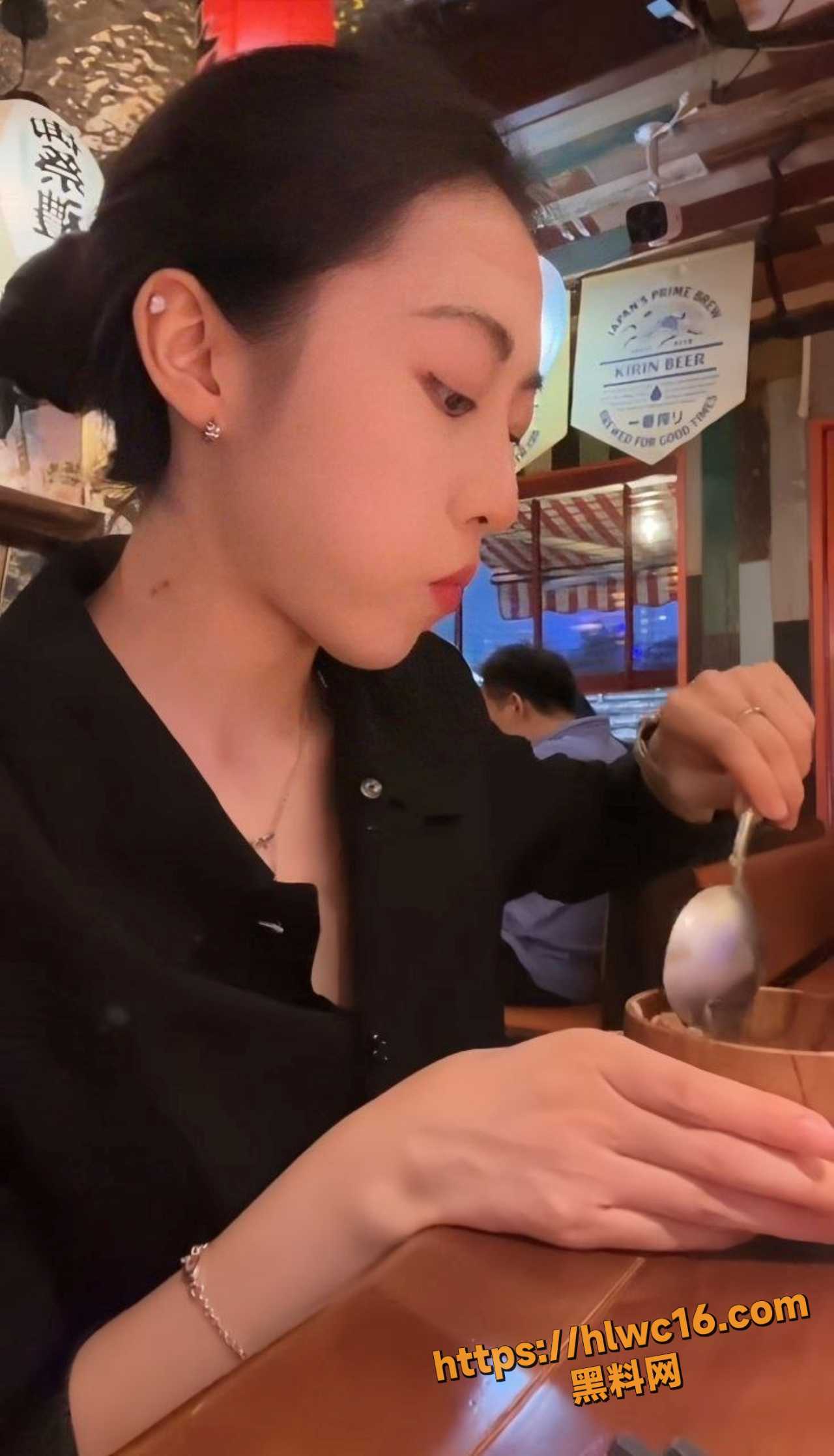 办公室里的秘密 让她双腿分开坐到我怀里 龟头在她光滑的大阴唇上撞击