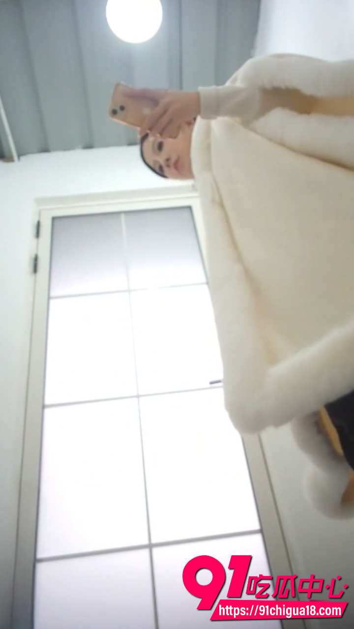 私房偷拍神器升级 景区简易女厕高清偷拍美女尿尿 私处湿透看得清清楚楚