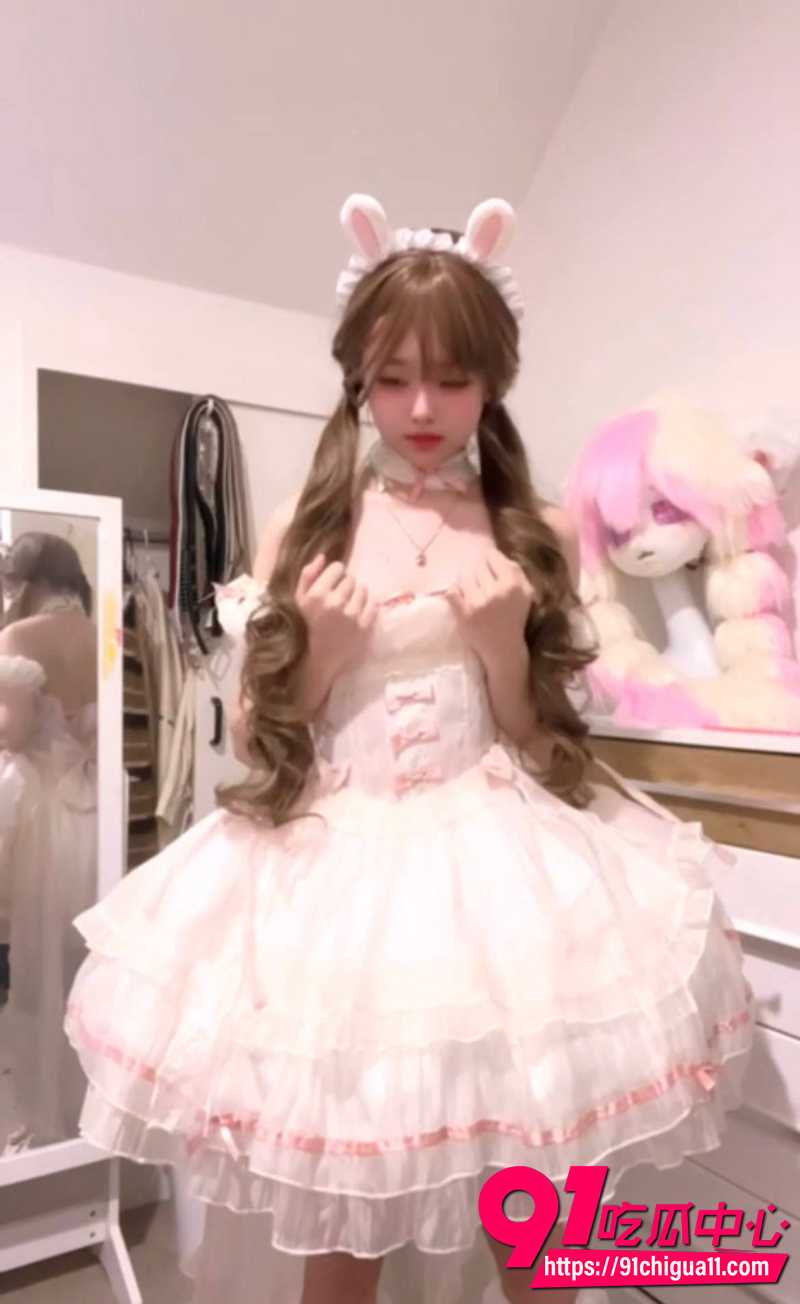 高颜值樱花女神 麒麟妹 制服私拍曝光 白嫩诱人胴体全裸掰穴自慰 撩拨下体难耐！