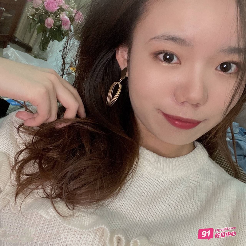 武汉美女王辛晨和男友露脸激战！女上位骑乘疯狂榨精~ 配图3