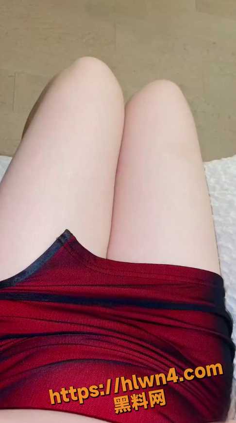 海角社区 穿着华伦天奴有着微毛粉穴的淫荡老婆 被我按在床上后入猛操不断求饶