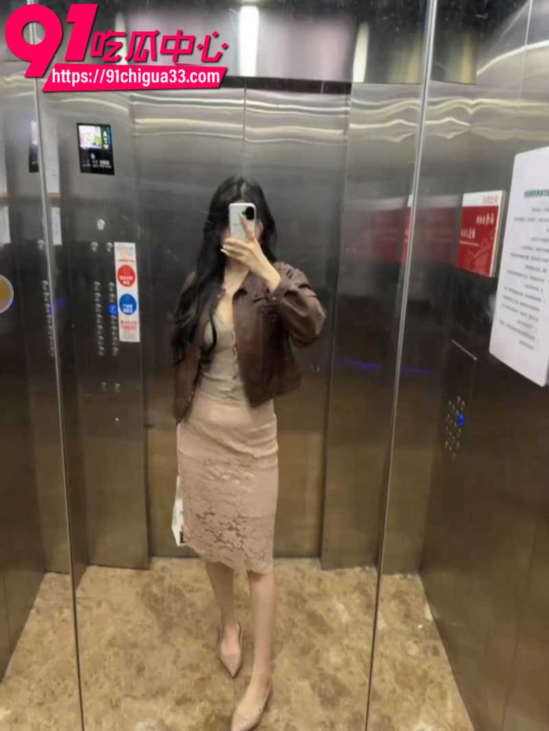天津大学女研究生杨鑫苑沦为校车身穿情趣制服被同学猛蹬5
