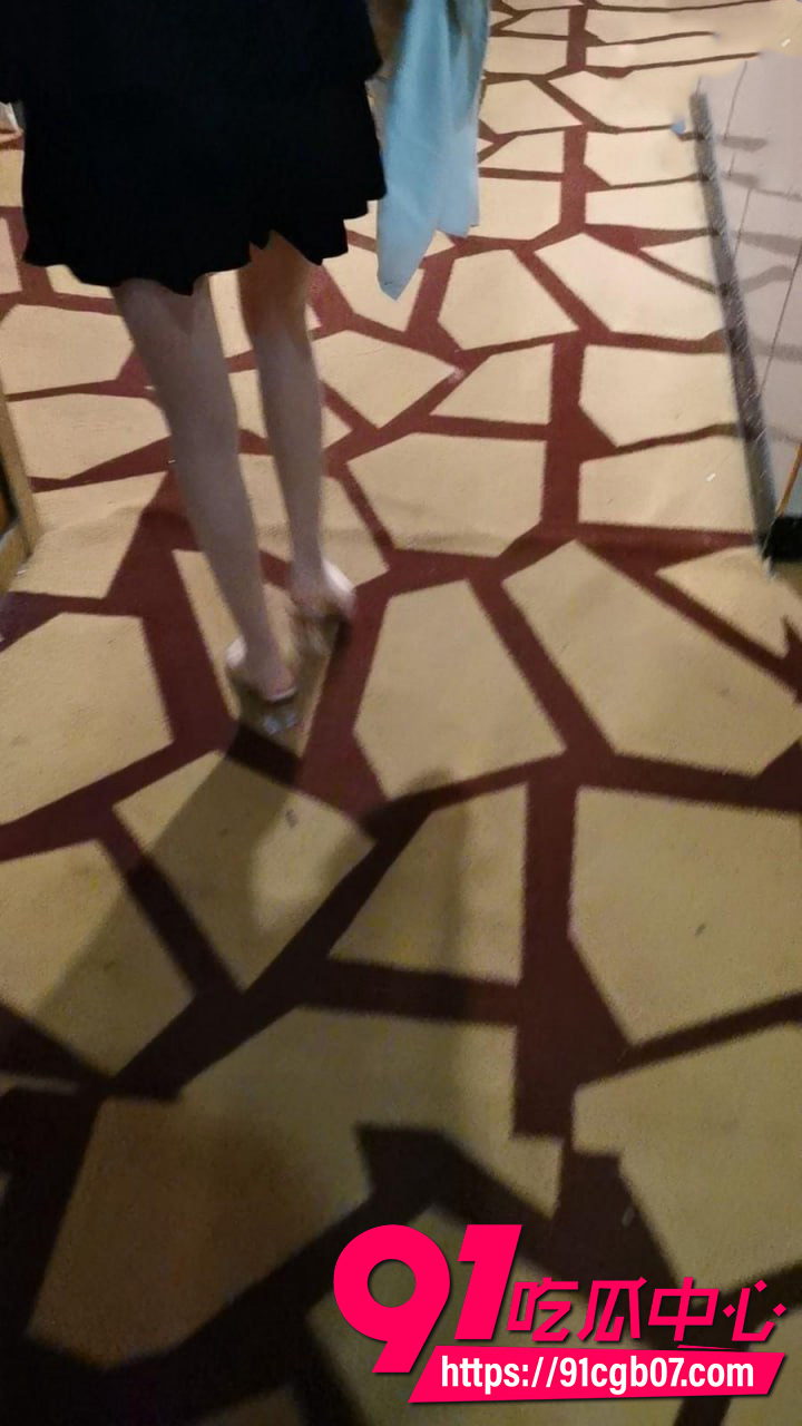 对老爸的怨恨发泄在老妈身上对着结婚照内射2