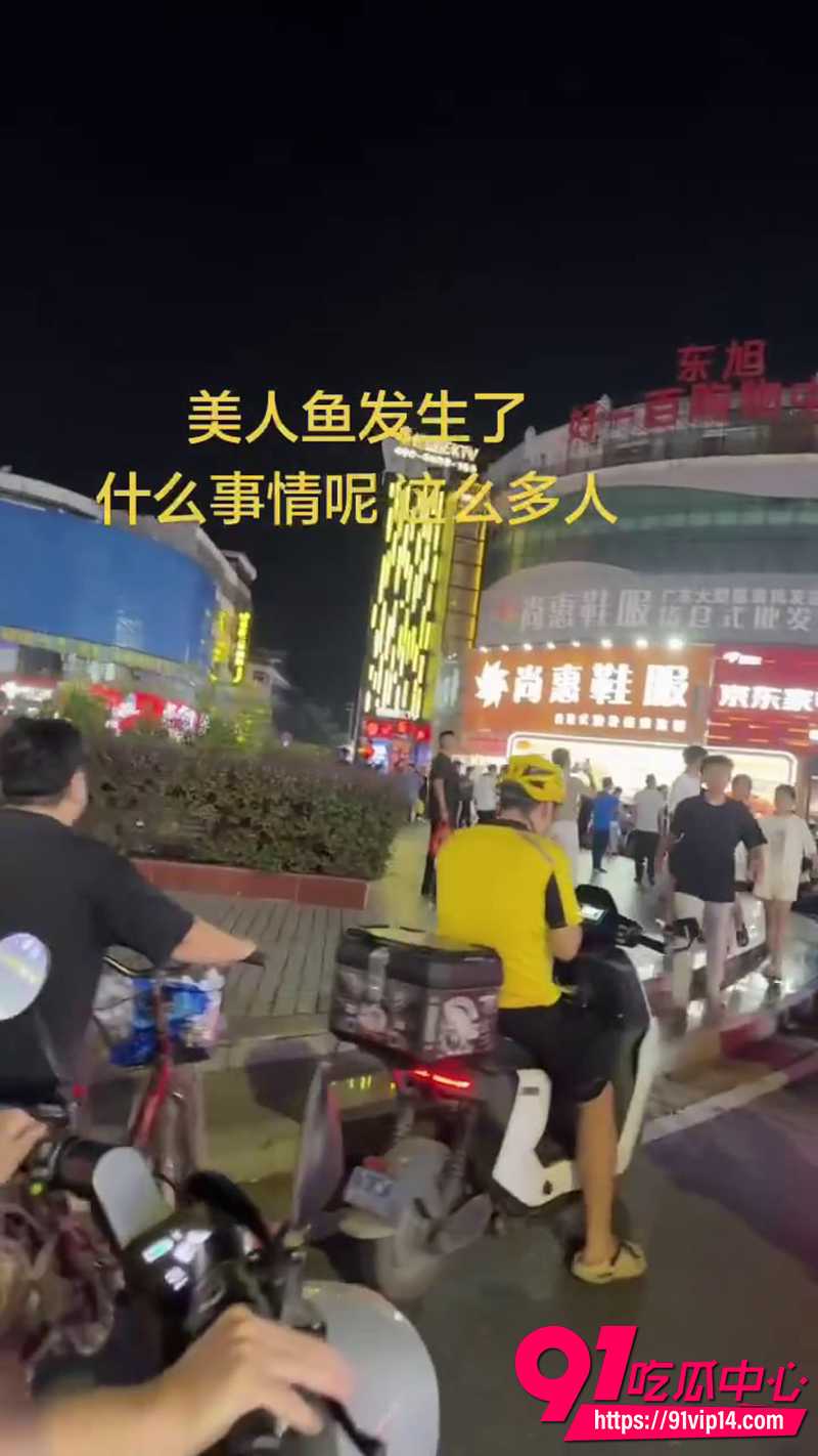 广西北海合浦美人鱼广场情感闹剧 男子偶遇前妻甜蜜逛街醋意大发 当街大打出手！