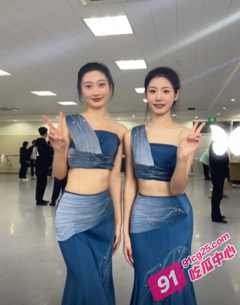 商场女厕全景偷拍 小姐姐有点不讲卫生呀 尿完抖几下就走了！ 配图3