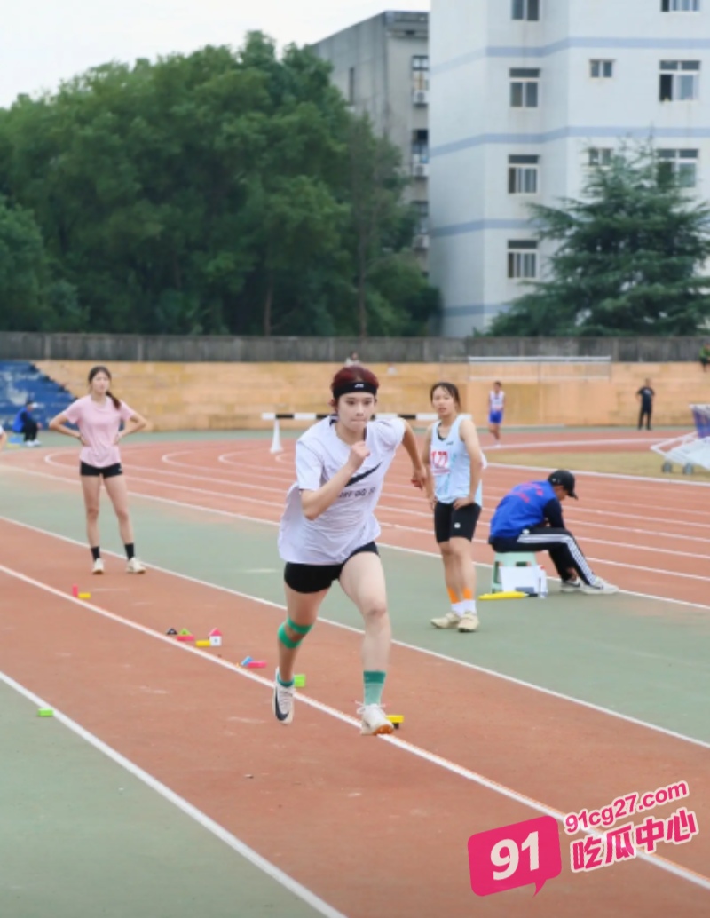 体育生美女公厕约炮 被偷拍现场流出 不愧是体育生啊！ 配图2