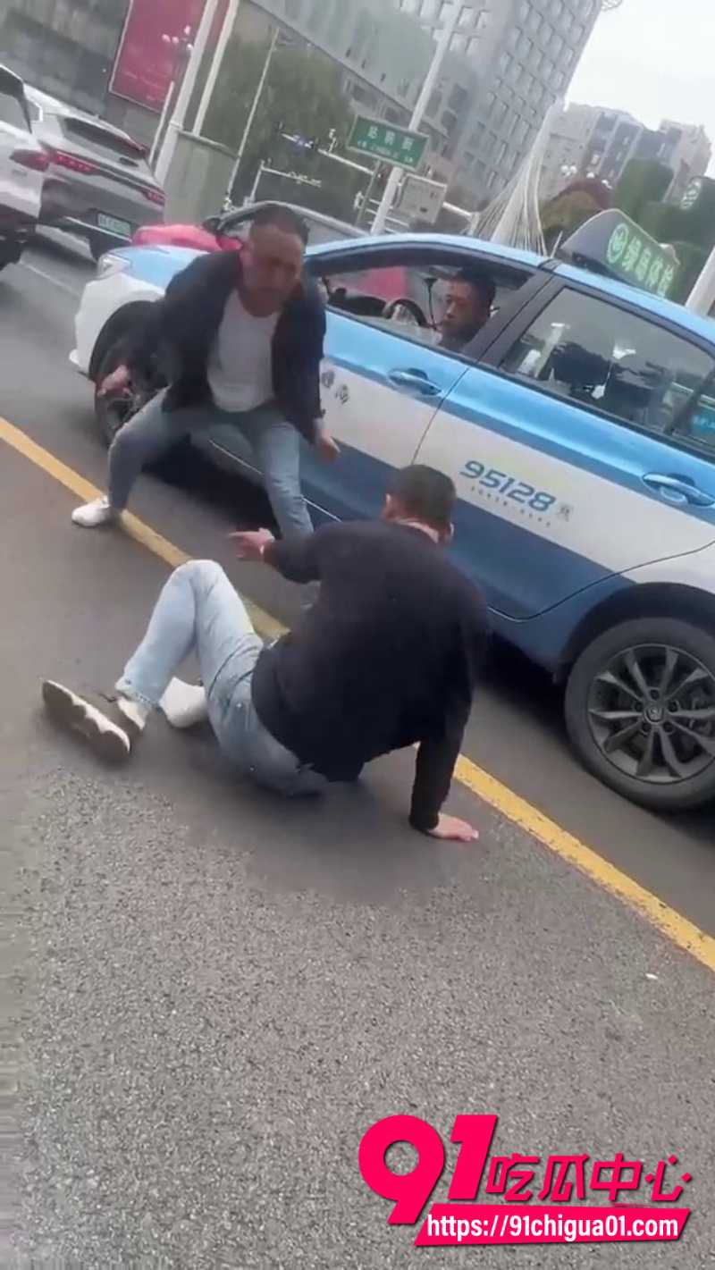 路怒症街头打架白鞋男子2 路怒症街头打架白鞋男子2