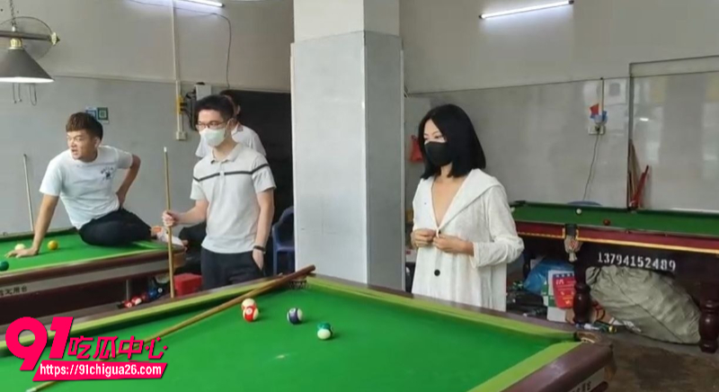 户外露出博主cikaimoon台球厅全裸5