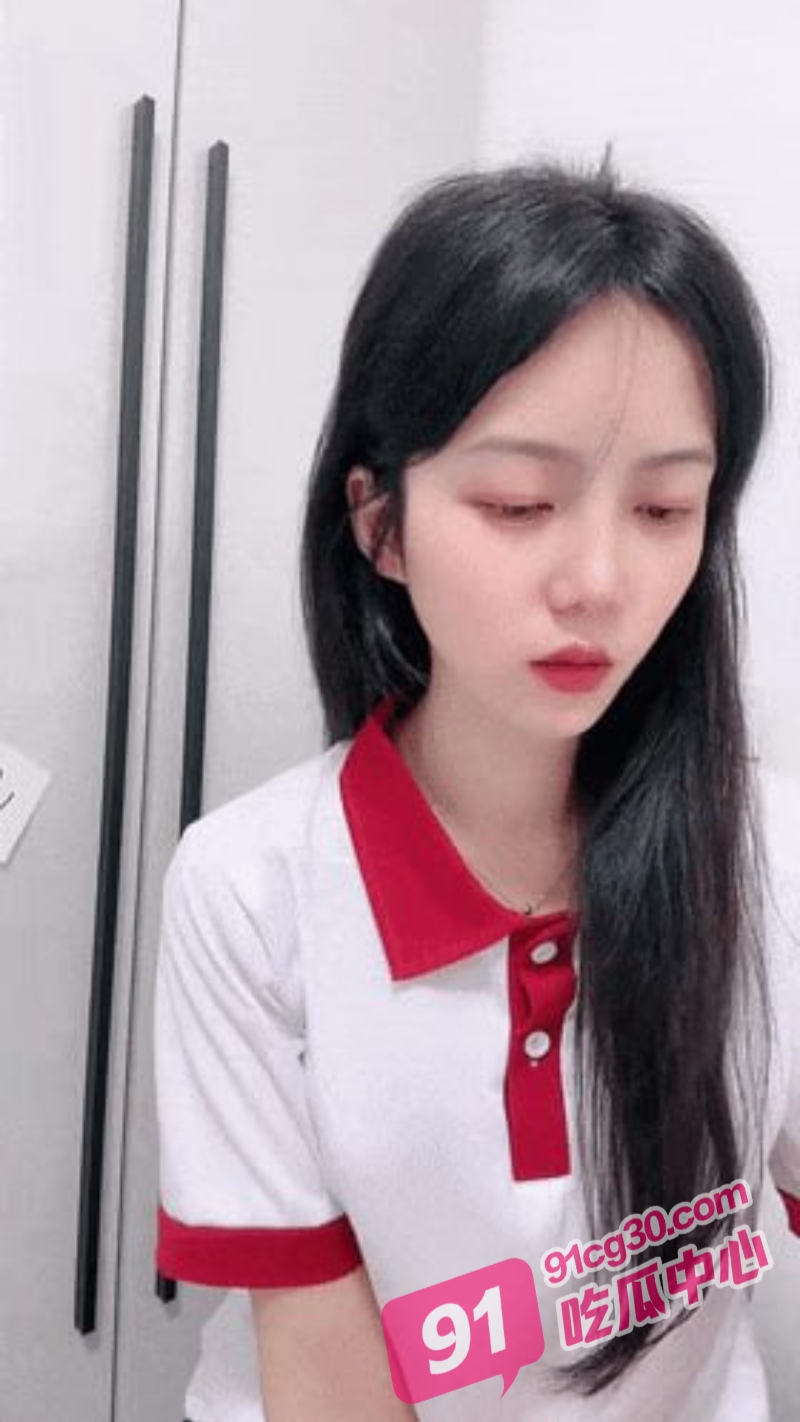 04年性感少女秦烨的神秘直播 青岛娇娃惊艳网友 掰穴完美呈现粉嫩私处！ 配图