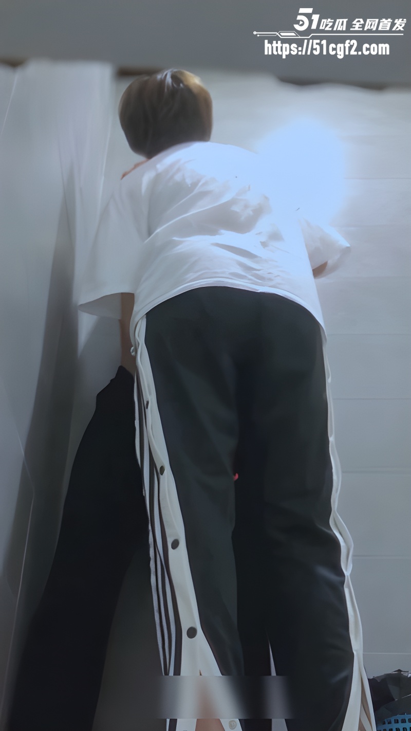 女厕所躲着打野炮的拉拉4 女厕所躲着打野炮的拉拉4