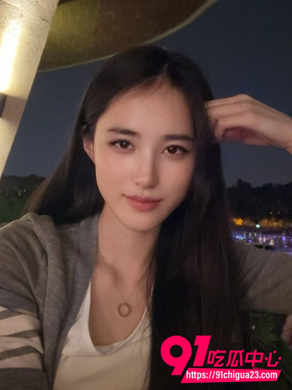 海角大神用性爱回馈母爱 儿子半夜钻老妈被窝 隔着内裤硬插进去蹭出好多水