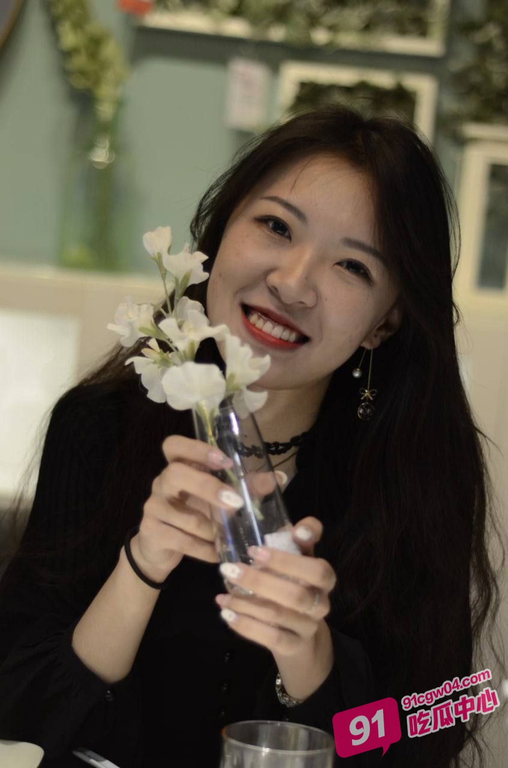 高颜值女神 秦敏华 沦为金主的专属母狗 舔脚深喉样样精通 爽的小母狗直呼受不了 配图