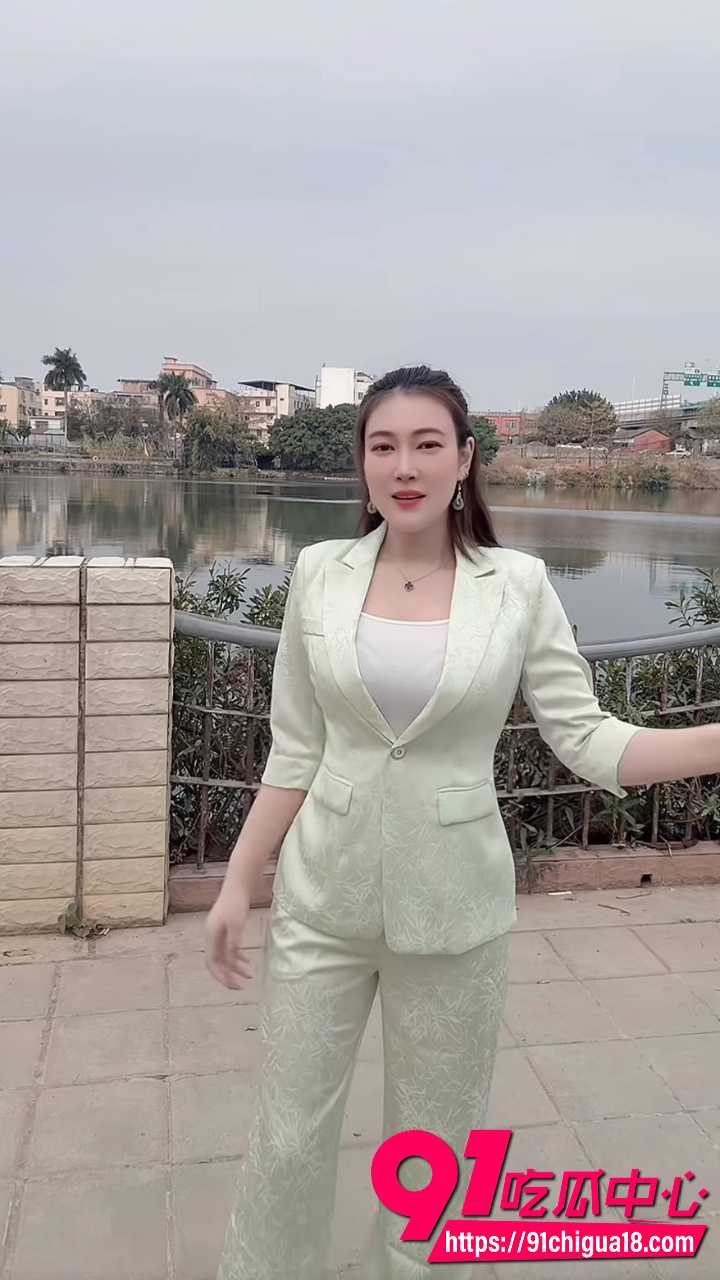 东北眼镜姐客厅全裸约炮被网友扒出2 东北眼镜姐客厅全裸约炮被网友扒出2