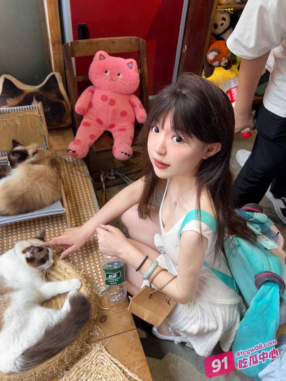 白虎JK少女秦琼 被班主任领回家辅导功课 娇嫩酮体被班主任检查！ 配图3