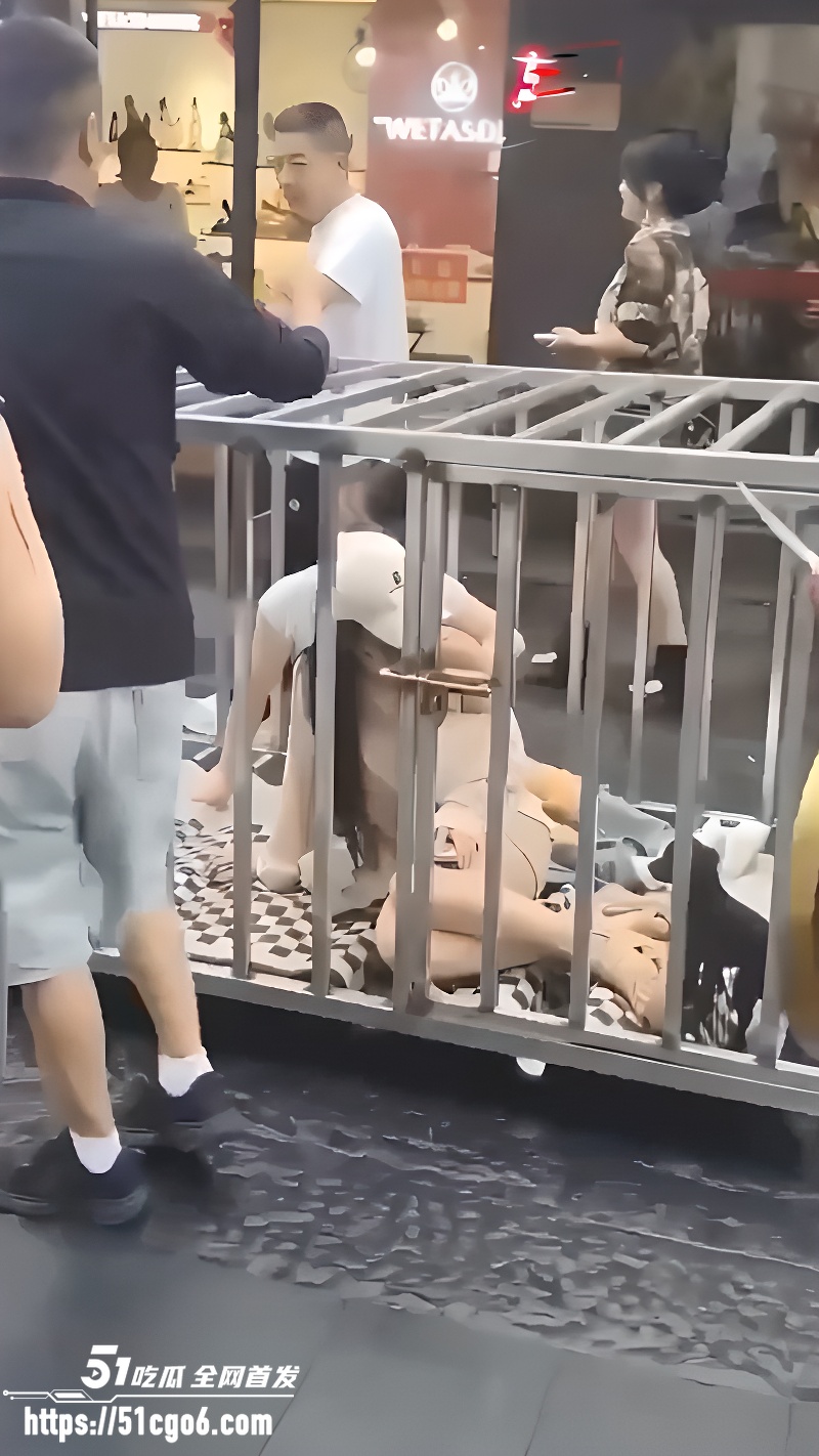 湖南汨罗商业街 惊现活人浸猪笼 4 湖南汨罗商业街 惊现活人浸猪笼 4