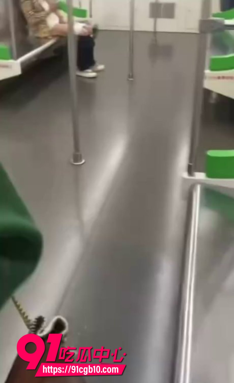 南宁地铁一男子喝醉酒在地铁上打飞机5 南宁地铁一男子喝醉酒在地铁上打飞机5