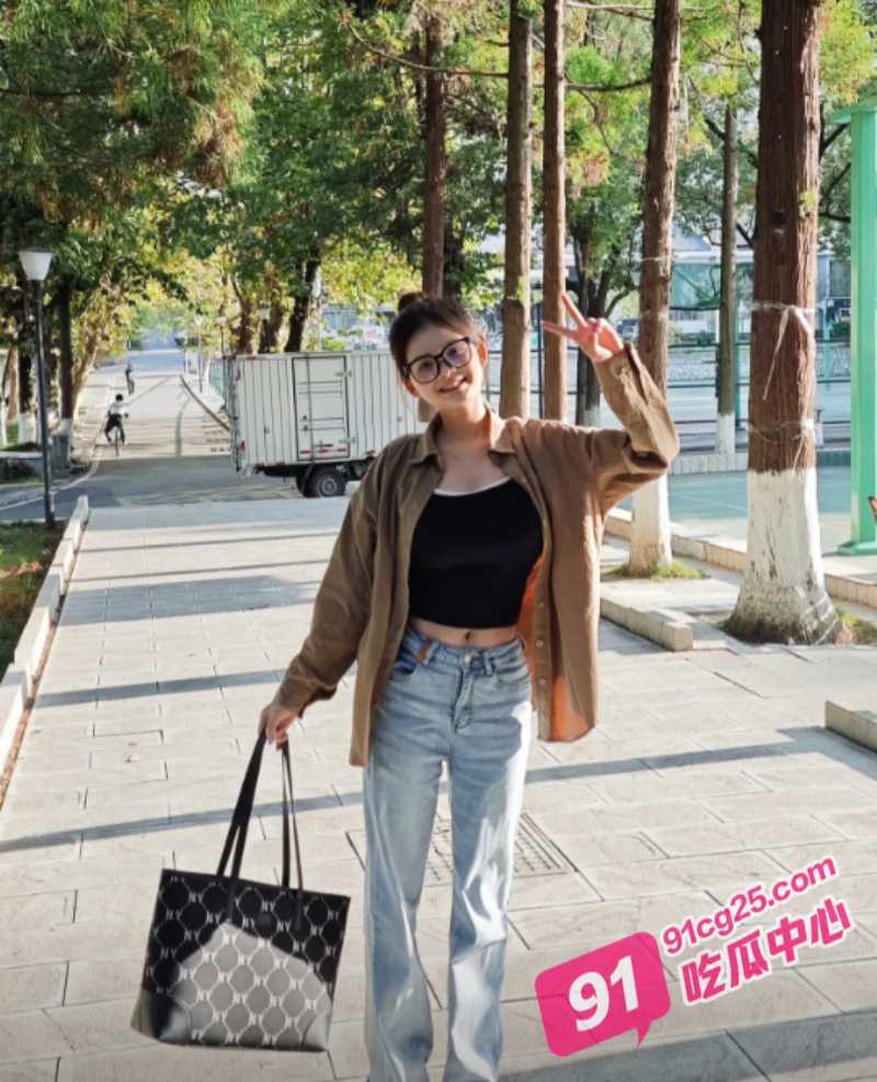 大三性瘾骚女 陈芳茗 自费租房与炮友约炮 性爱视频校园网疯传