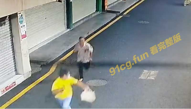 沙尾东村男子街头追杀黄衣女子 监控录像流出无人受伤太惊险