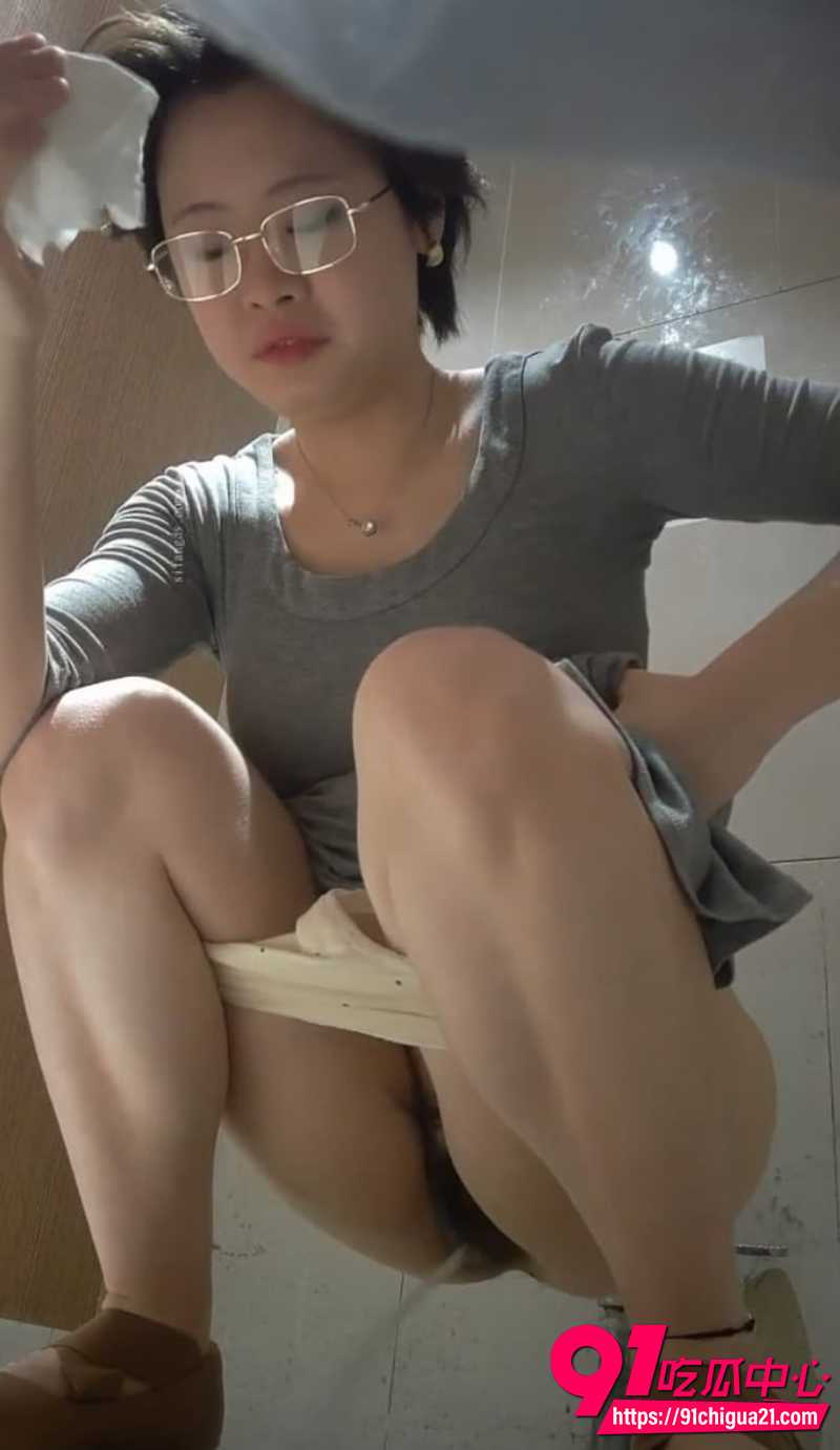 酒吧女厕偷拍 3