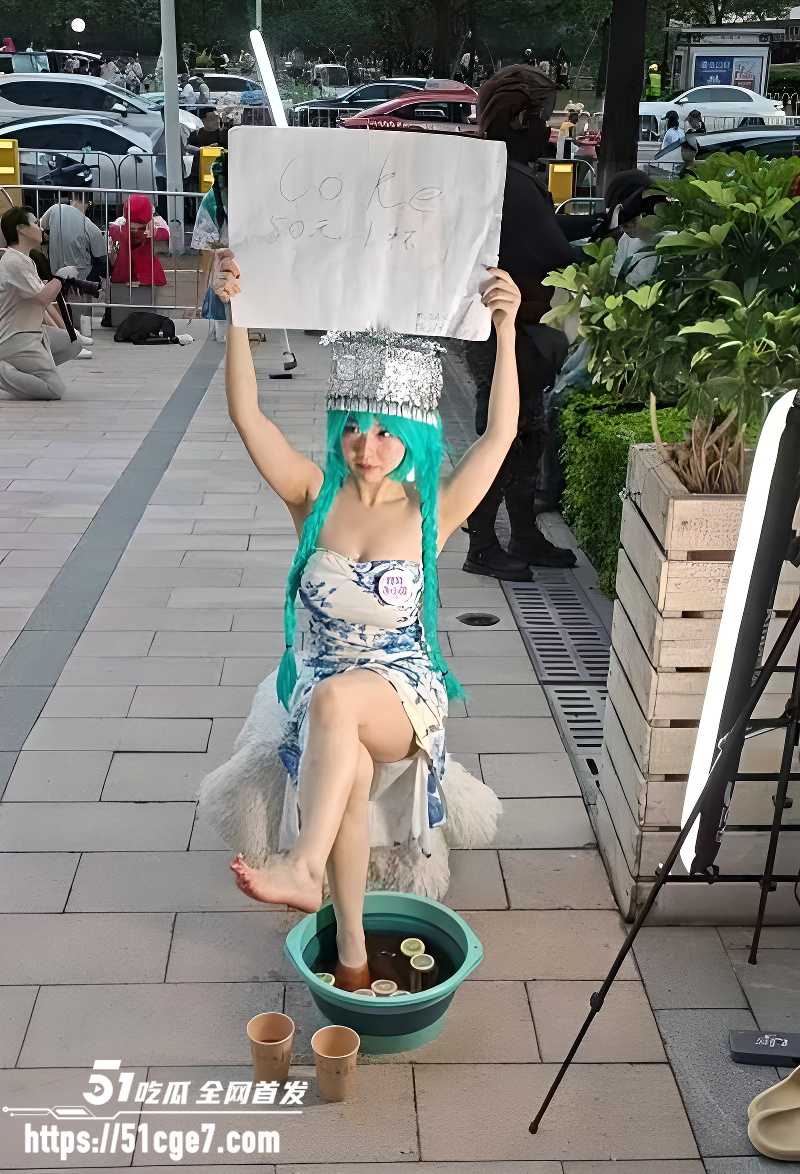 萤火虫漫展coser复刻洗脚柠檬水 3