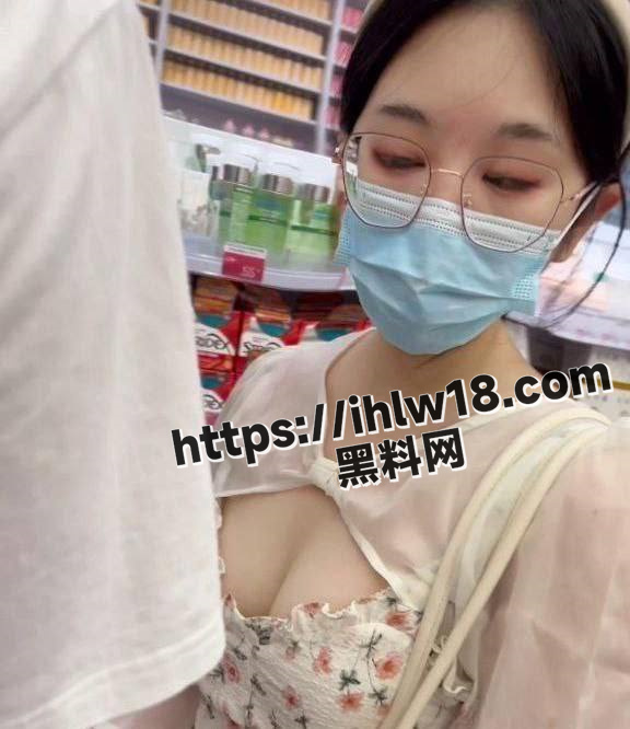 商场抄底穿着碎花裙的眼镜小妹 碎花裙下隐藏着的竟是蓝色蕾丝带花边的性感裤头子！