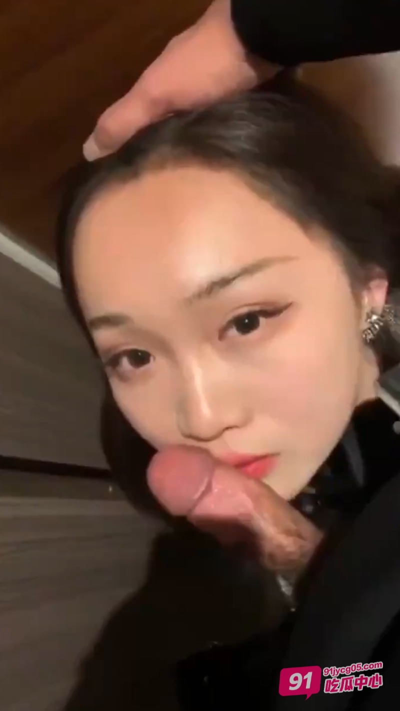 高颜值少妇口交合集 胯下口舌侍奉M属性爆棚 满脸潮红淫荡至极 配图