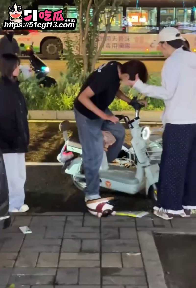 包头三角恋大瓜富婆深夜抓奸小白脸出轨1拷贝