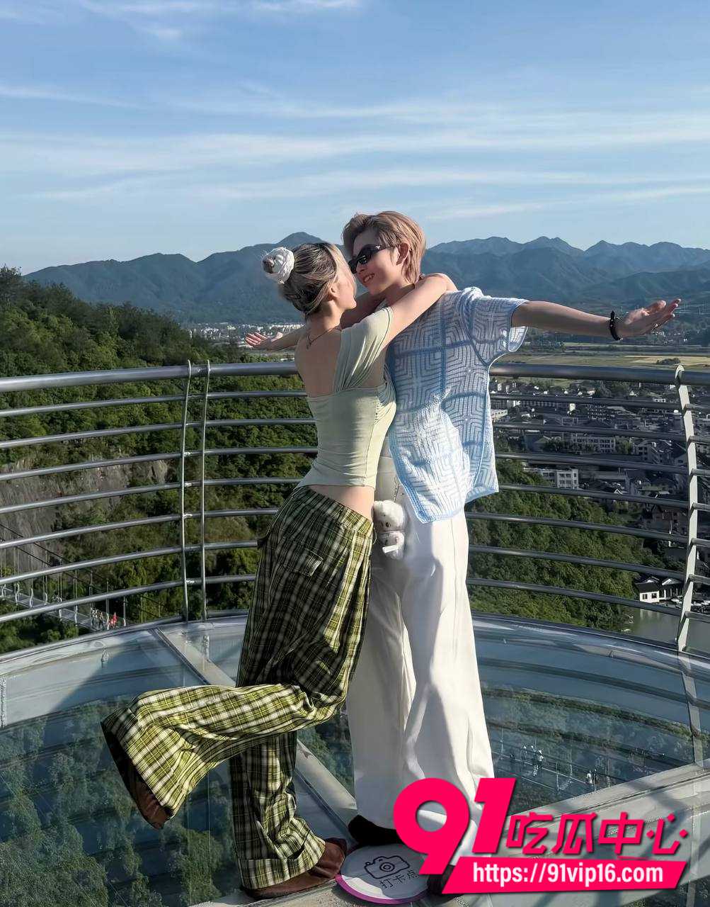 抖音百万网红兼短剧女演员胡诗桐控诉男友校草出轨多人 怒爆聊天记录欺骗感情彻底崩溃
