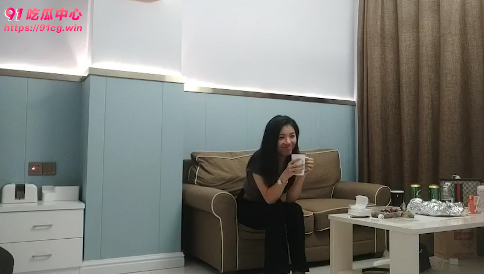 二十八岁白领丽人少妇配酒越喝越有一桌啤酒喝完后激情开战身体被彻底征服娇喘连连