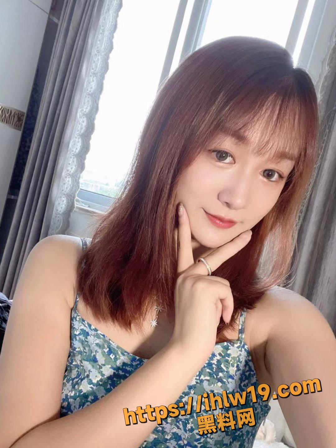 小仙女酒后失态严重 停车场大马路上直接大小便失禁 不过洗洗还能用！