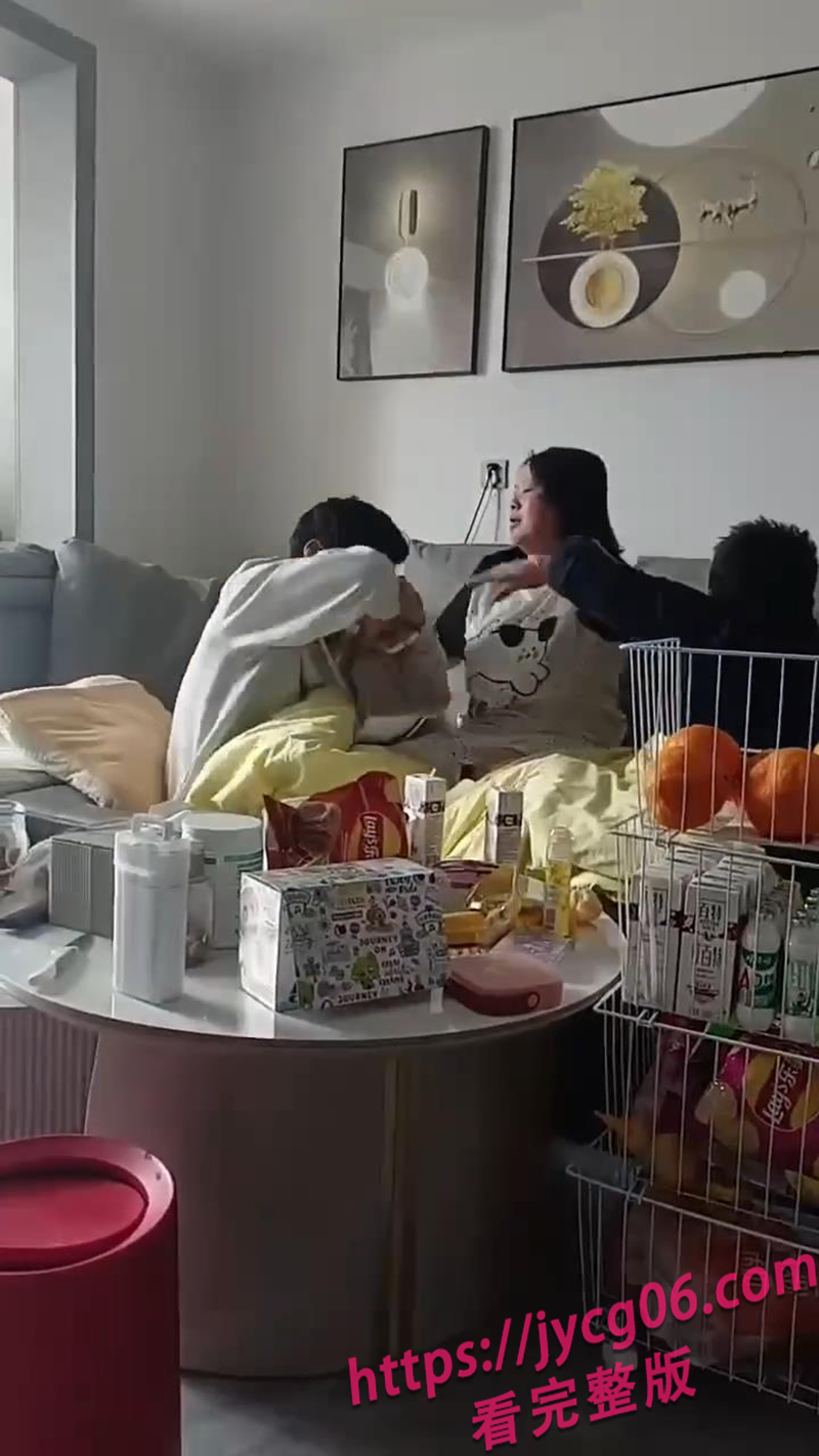又是情绪失控式教育？重庆妈妈暴打儿子视频被邻居拍下疯传 配图3