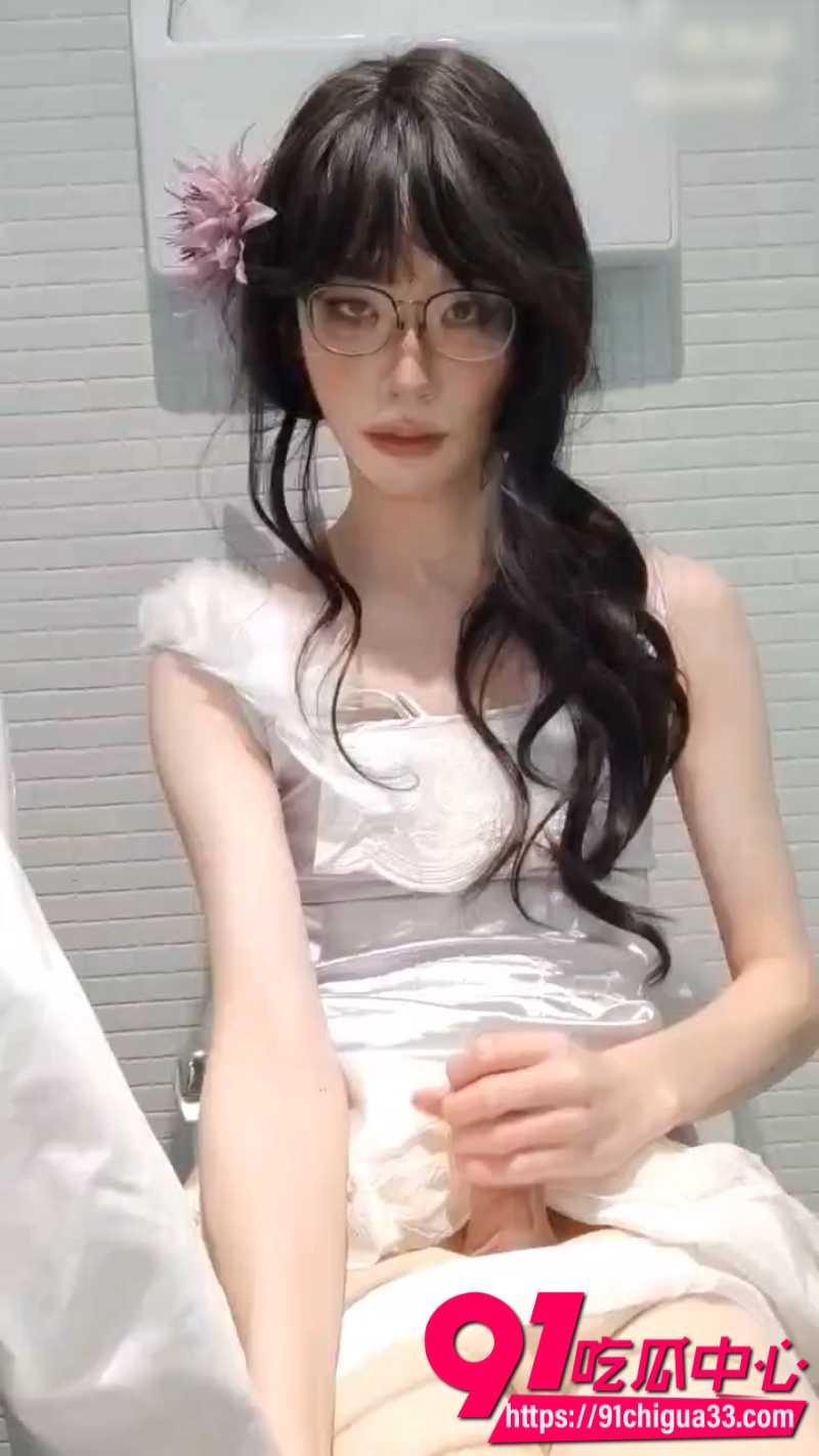 极品伪娘uYuxxx16偷偷厕所自慰 身穿丝袜白裙对着镜头撸管榨精
