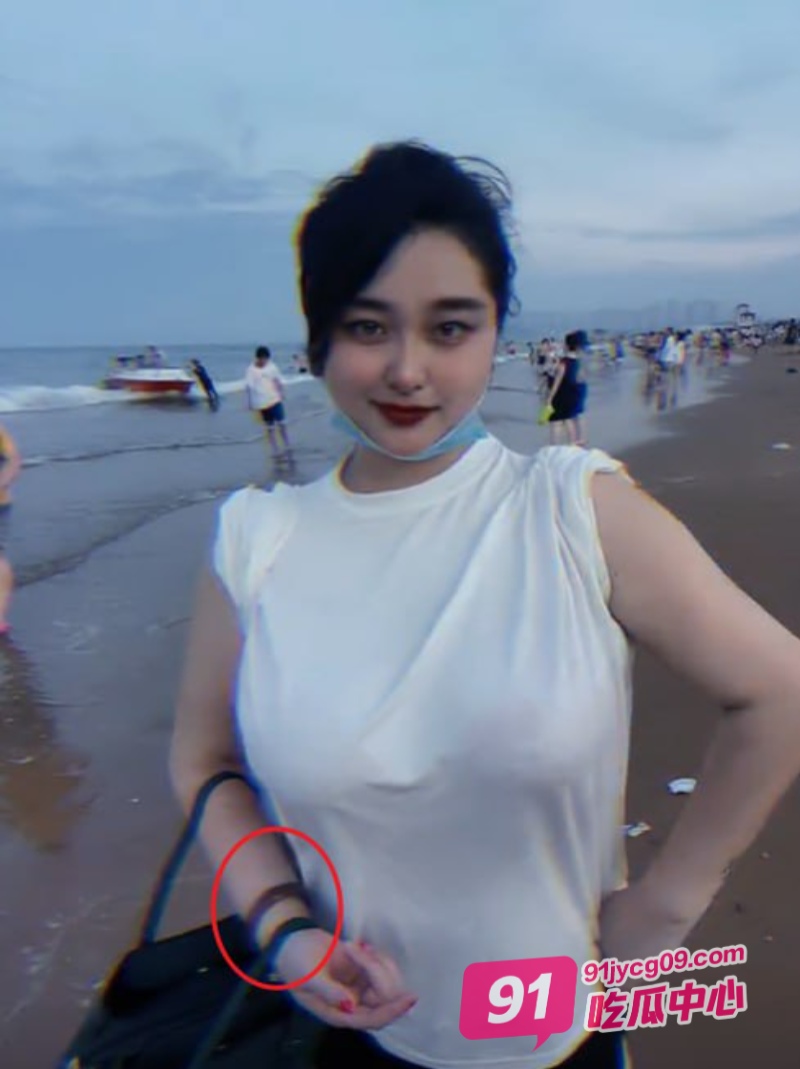 快手17W网红主播好小狗 两颗超大奶子非常耀眼～ 配图4