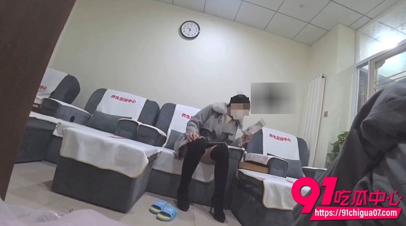 气质少妇按摩店寻欢 主动口活勾引男技师 肉棒无套直捣黄龙 过程刺激真实!
