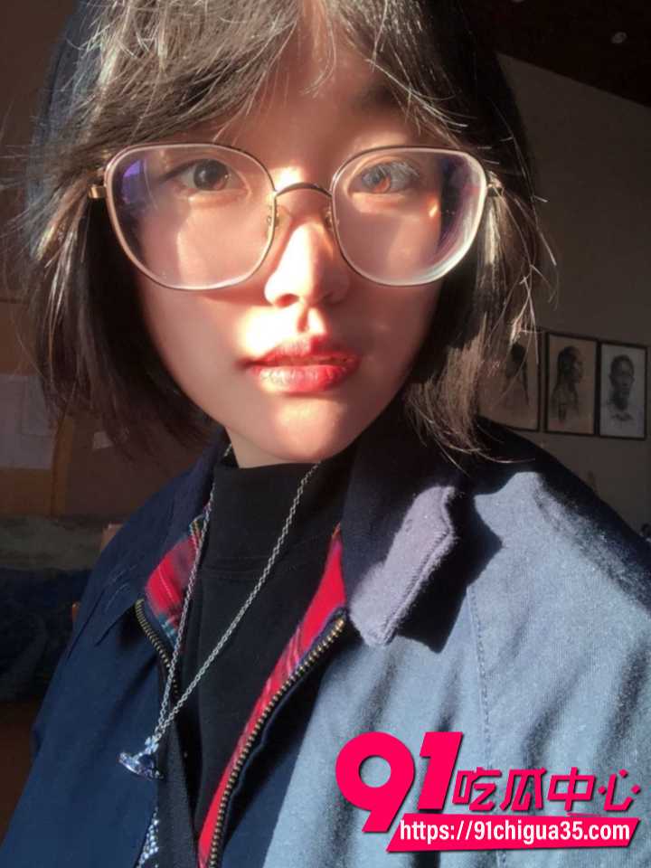 天津职业艺术学院眼镜妹徐艺自拍泄密 大奶黑森林骚穴全曝光 粉嫩巨乳晃动诱人