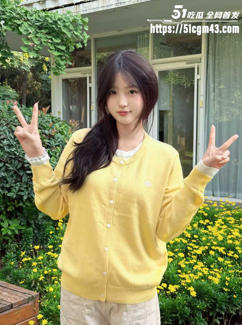 美乳学生妹裸聊发骚自拍  5