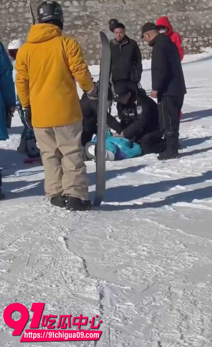 河北云居滑雪场男子当众掏屌蹭女教练6