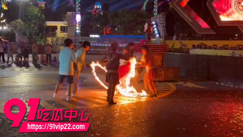 江苏徐州乐园演出突发惨剧女演员表演火裙舞裙摆爆燃瞬间秒变火球3 江苏徐州乐园演出突发惨剧女演员表演火裙舞裙摆爆燃瞬间秒变火球3