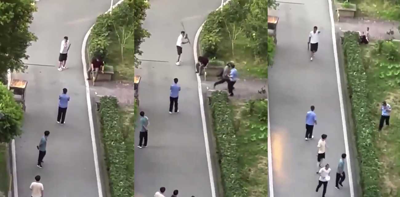 路人男子化身美猴王 街头挥舞长棍狂殴他人 被打不跑愚蠢行为引众怒 保安失职成焦点!
