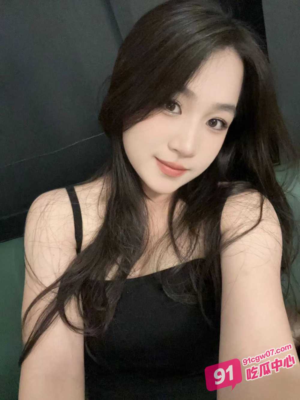 福州初中女老师 马丽娟 反差感爆棚在家中与光头情人口爆做爱啪啪～
